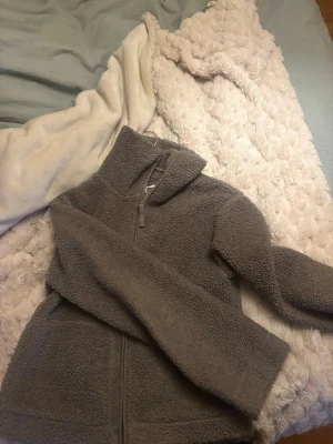 Brun teddy jacka  - Fin brun teddy jacka från hm i storlek XS i super skick 🤎