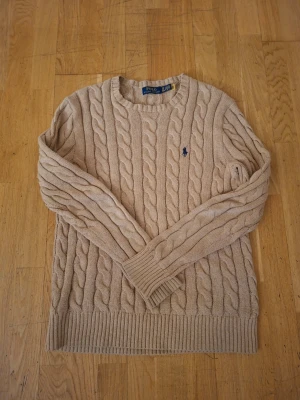 Beige kabelstickad tröja Polo Ralph Lauren - Säljer den här feta super grisch Polo cable knit sweatern.  - Super bra skick - Bra pris - Snygg och enkel att styla med! - 100% Äkta!  Kan sänka priset vid snabbaffär! Skriv till mig för fler bilder