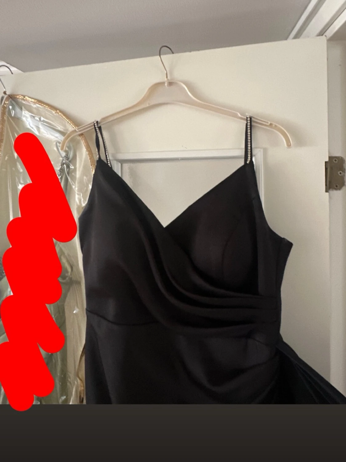 Svart lång klänning med drapering