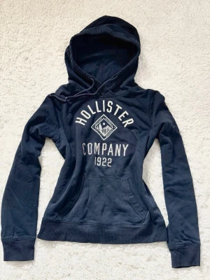 Marinblå hoodie från Hollister - Hollister hoodie i st M