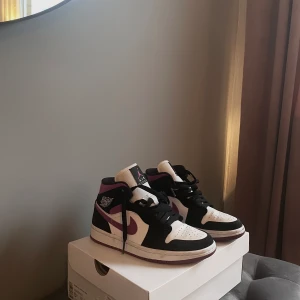 Jordan 1 MID - US 5.5 = EUR 36 🤍