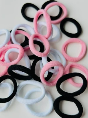 Färgglada hårsnoddar i 30 pack - Säljer 30 st mjuka hårsnoddar i rosa, svart och vitt. Perfekta för att fixa snygga frisyrer eller bara hålla håret på plats. Tillverkade i elastiskt tygmaterial som är skonsamt mot håret och sitter bekvämt hela dagen.