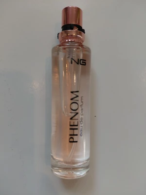 Kvinnoparfym - Säljer en NG PHENOM Eau de Parfum. Den är helt oanvänd. Perfekt för dig som gillar eleganta och moderna dofter.