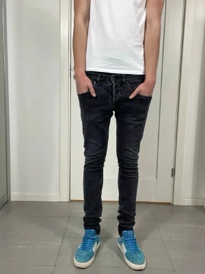 Dondup George jeans  - Säljer nu dessa dondup George jeans som överlag är i fint skick, storlek 30 men lappen är bortklippt,  skriv för fler bilder/frågor🙌🏼