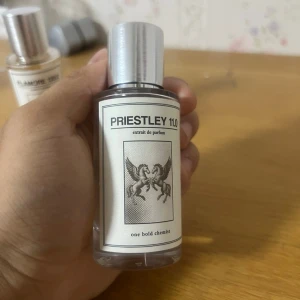 Priestley 11.0 Extrait de Parfum - Säljer priestley 11.0 inspirerad av PDM Pegasus och är extremt lik originalet. Skulle nog säga att jag knappt känner någon skillnad mellan originalet och denna och jag har ändå rätt många parfymer. Ca 40ml kvar utav 50