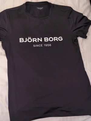 Svart Björn Borg t-shirt st S helt ny  - Snygg svart t-shirt från Björn Borg med vit logga och texten 'Since 1956' på bröstet. Klassisk rund halsringning och korta ärmar. Perfekt basplagg för en clean och sportig look. Passar medium med 