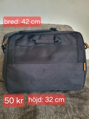 Dataväska - Det är en svart dataväska. Bred:42 cm höjd:32 cm. Den e bara använd ett fåtal gånger. 