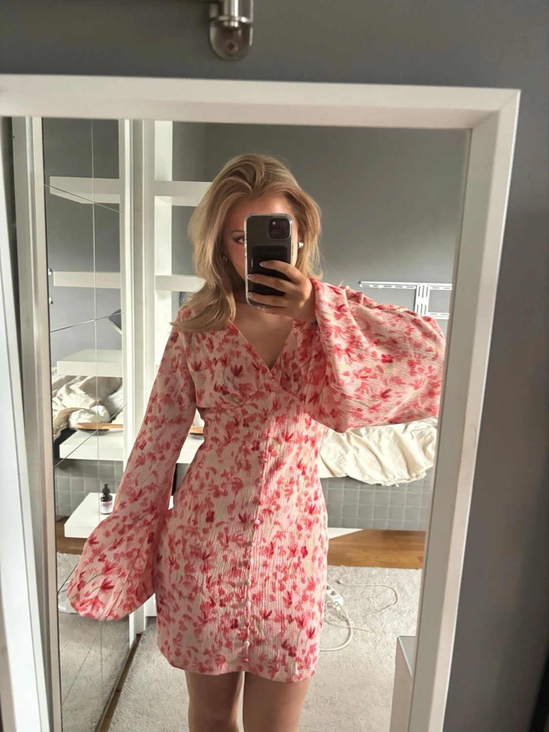 Kort blommig klänning med ballongärm - 1