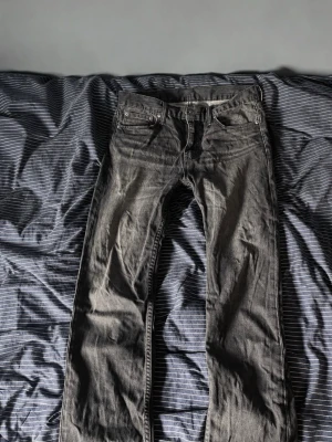 Levis 510 - Feta 510 med bra slitningar och tiger ränder.