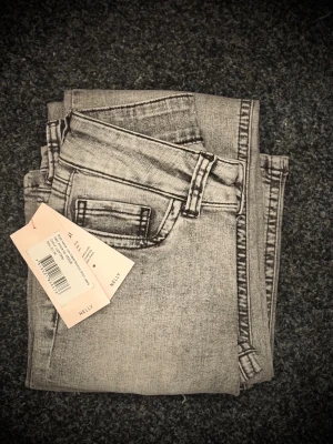 Low waist bootcut jeans från Nelly - Nyskick och nypris är 699kr. Du betalar frakten.       Det är bara av sig om du har funderingar🤗