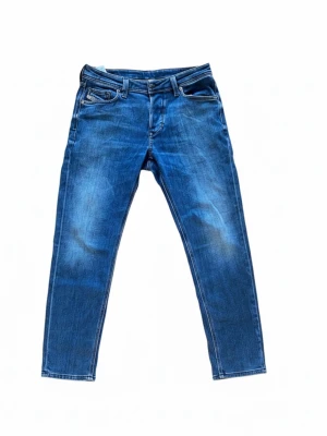 Blå jeans från Diesel - Snygga blå jeans från diesel, det står att jeasen är slim fit men sitter definitivt som raka jeans, dom har storlek w31 och är i mycket fint skick, priset är ej hugget i sten.