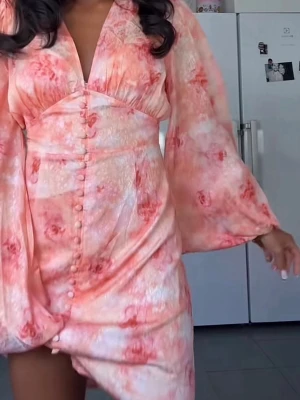 Blommig kortklänning med knappar - SÖKER! I storlek s/xs, helst den korta modellen men båda funkar !🧡