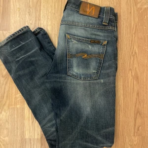 Nudie jeans - Tja, säljer nu dessa överfeta nudie jeansen. Storlek W29 L32. As fet tvätt och slitningar. Bra skick (7-8/10) bortsett från en dold lagning (bild 4). Skriv vid minsta lilla fundering! Priset är ej hugget i stenen.