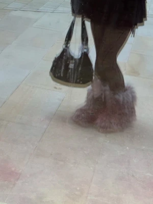 grå fluffiga Y2K skor  - Grå fluffiga pälsskor! använt dem endast en gång så de är nästan nya, inget fel på dem alls. passar perfekt till y2k / emo / streetwear outfits om man gillar den stilen🩷 Stl 37 men passar även 38💓Ord- pris 400. Mitt pris 100🌸