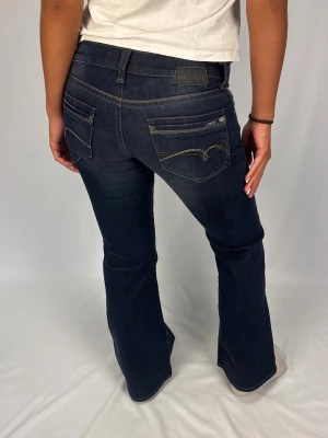 Lågmidjade bootcut jeans - Jättefina lågmidjade bootcut jeans | Storlek 29/30 | Nya med lapparna kvar! | Jag är 168cm lång och väger 60kg | Mått: Ytterbenslängd: 97cm. Midjebredd: 39cm. Lårbredd: 25cm. Fotöppning: 26cm. Kontakta mig vid fler frågor eller funderingar!💗