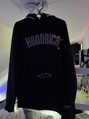Hoodrich  - Snygg svart hoodie från Hoodrich. Jätte fin. Den är inte alls använd. 