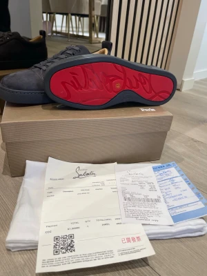 Loubs - Ett par riktigt fina mörk grå loubs, perfekt för dig som vill ha något unikt och faktiskt sticka ut lite, fraktas inom 24