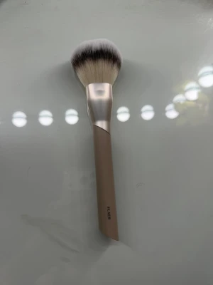 Sminkborste Flaer - 102 All over face powder brush. Helt ny, säljer då jag har dubbletter. Ligger uppe en till borste på min profil ifall man vill göra en bundle☺️