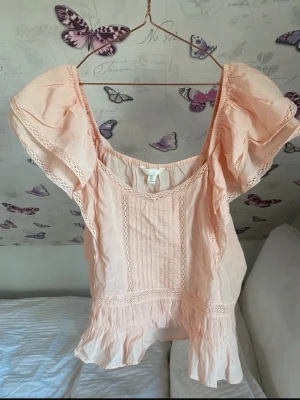 Somrig blus H&M - Supersöt blus från H&M i en orange/rosa färg. Endast använd en gång, toppskick! Storlek L.
