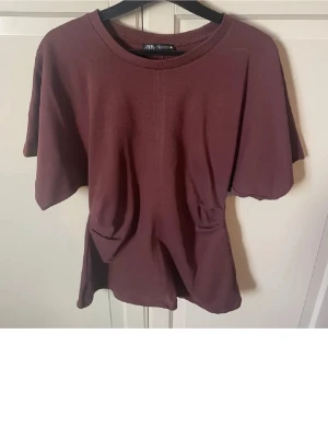 Vinröd t-shirt  - Vinröd t-shirt med indragning på sidan från zara! Använd en gång