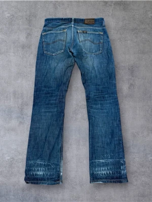 Vintage Lee Jeans - Säljer dessa riktigt feta Lee jeans med sjuka fades. Mått Midja: 41 Ytterben: 101 Benöppning: 20 Pris kan diskuteras 😁