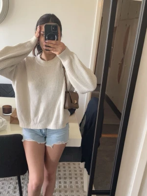 Ljusblå jeansshorts med rå kant - Säljer ett par ljusblå denimshorts med rå kant och klassisk femficksdesign. Shortsen har hög midja och en avslappnad passform som ger en chill vibe. Perfekta för varma dagar och enkla att matcha med olika toppar.