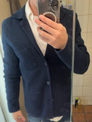 Mörkblå overshirten från Kappahl  - Säljer denna Mörkblå overshirten från Kappahl, jätte bra skick, passar bra på mig som är runt 180, nypris runt 1000