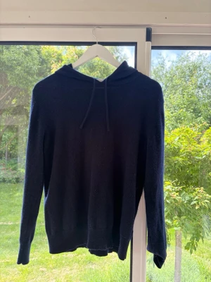 Mörkblå Kashmir hoodie - Säljer min mörkblåa kashmir hoodie från sayless. Passar från 170-180cm, bra skick om man utesluter det lilla hålet vid armbågsområdet