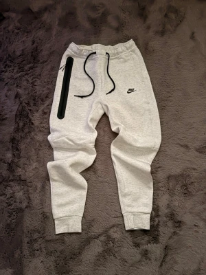 Nike tech byxor - Nike tech byxor som inte kommer till andvändning och är extremt sköna. De är andvända ett par gånger men han inga skador. Det märks att det är ett premiummaterial på sättet de känns och bär sig när man har de på sig. För frågor eller funderingar är den bara att kontakta mig