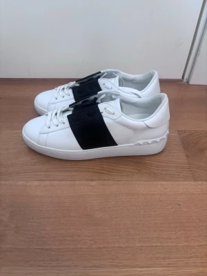 Valentino opens - Valentino opens använda en gång säljer pga för stora i storleken för mig. Använda en gång väldigt fint skick medkommer en dustbag.