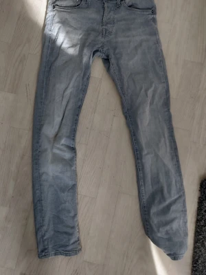 Ljusgrå raka jeans - (W30, L30)Säljer ett par ljusgrå jeans med rak passform och klassiska slim Glenn jack and jones jeans. Ny priss är 900kr och säljes för 199kr. Skriv vid minsta funderingar Mvh Jason
