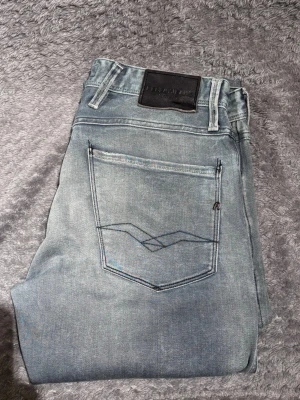 Replay jeans  - Säljer dessa feta replay anbass jeans med sjukt snygga fades, i storlek 31 skriv om frågor😊