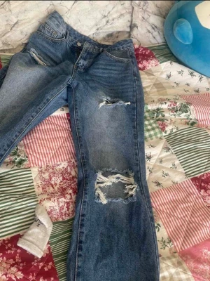Jeans - Storlek XS, passar mig perfekt som är 164 cm, sitter tajt vid midjan