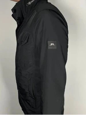 J.lindeberg field jacket - Säljer en ritkigt snygg och trendig J.Lindeberg field jacket i fint skick, storlek S,