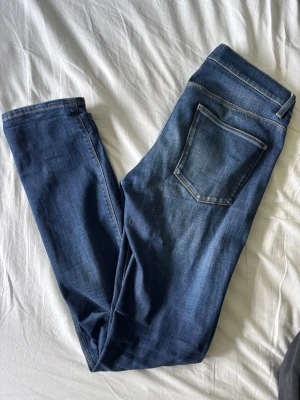 Acne Jeans - Blåa jeans från Acne i bra skick. Storlek 31/34 sitter slim
