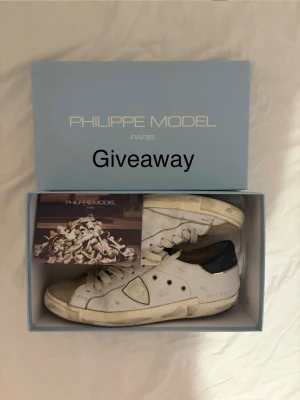 Vita Philippe Model sneakers - Allt du behöver göra är 1. Lika denna annons och en till på profilen. 2. Följa min profil på Plick och på Instagram: Lumire_closet 3. Skriva klar till mig.           Vinnare utses den 25 Juni