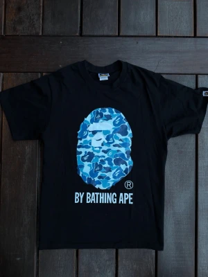 Bape T-shirt  - Beskrivning Storlek M Mycket gott skick Inga tecken på användning Pris ej hugget i sten :)