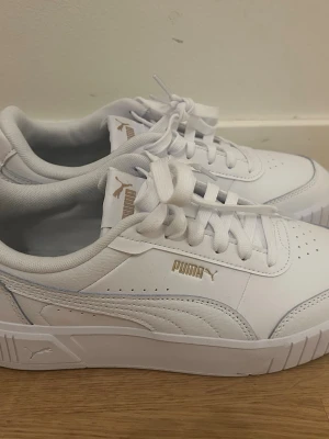 Vita Puma sneakers i läder - Har endast använt två gånger 