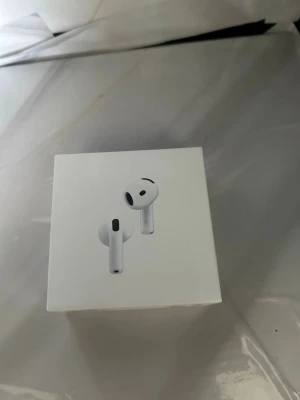 Apple AirPods 3 med laddningsetui - Säljer ett par Apple AirPods 3 i vit färg med matchande laddningsetui. Snygg och stilren design i plast, perfekt för trådlös musik och samtal. Levereras i originalförpackning med tillbehör.