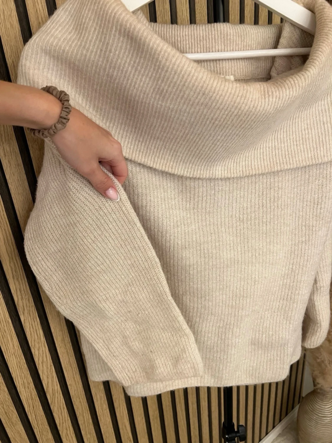 Beige stickad offshoulder tröja - 1