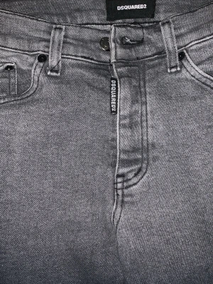 Grå jeans från Dsquared2 - Snygga grå jeans från Dsquared2 med klassisk femficksmodell och dragkedja med logotypdetalj. Jeansen har en smal passform och är tillverkade i mjukt denimtyg som ger en modern look. Perfekta för dig som gillar stilrena och trendiga jeans.