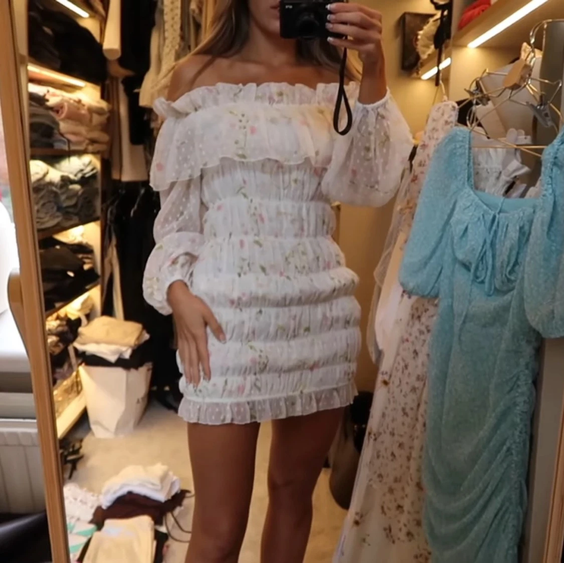 Vit offshoulder kortklänning med volang