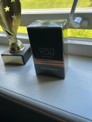 Emporio Armani Stronger With You - Emporio Armani Stronger With You Intensely är en parfym i en elegant, helt o öppnad säljes då jag redan har en sån och mamma köpte fel.