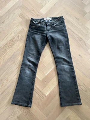 Lågmidjade bootcut jeans  - Unika lågmidjade jeans midje mått - 35cm inerbenslängd- 74cm grenmått- 18cm pris kan diskuteras 💕