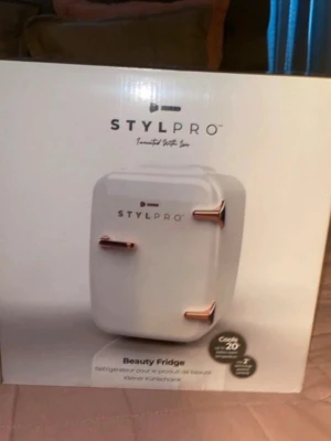 STYLPRO sminkkylskåp 4 liter vitt. Helt ny i kartong. - Snyggt och kompakt sminkkylskåp från STYLPRO i vit färg med detaljer i roséguld. Rymmer 4 liter och har inbyggt skydd mot frysning samt möjlighet till både kylning och uppvärmning. Perfekt för förvaring av hudvård, krämer och sheet masks.