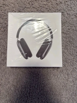 Apple AirPods Max hörlurar svart - Snygga Apple AirPods Max i svart med stilren design och mjuka öronkuddar. Over-ear-modell med metallbåge och vadderad huvudbygel för extra komfort. Perfekta för musik, gaming eller film med grym ljudkvalitet och modern look.