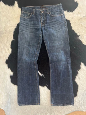 Nudie Jeans Bootcut Ola - Tjena, säljer nu dessa grymma nudie jeans som är bootcut Ola.| Jeansen har väldigt schyssta fades som whiskers och honeycombs som börjar smyga fram.| Storleken på byxorna är W34 och L34.| Mått finns på sista bilderna.| Bara att höra av er vid frågor eller funderingar