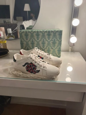 Gucci ace snake   - Hej, säljer nu dessa Gucci ace skor i hyfsat bra skick. I storlek:42. Box medföljer. Pris går att diskutera vid snabbaffär! /Mvh 