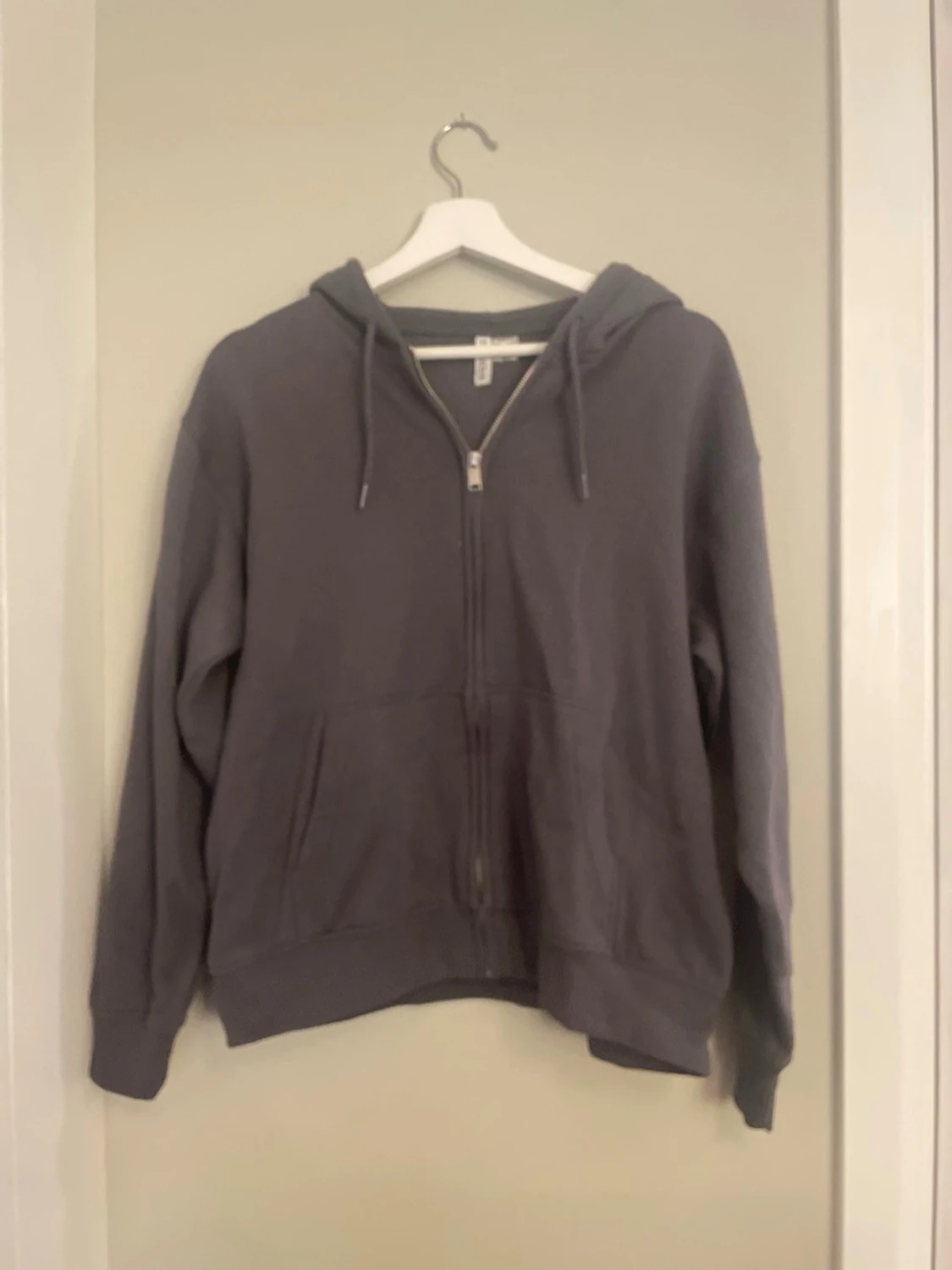 Mörkgrå zip hoodie med huva