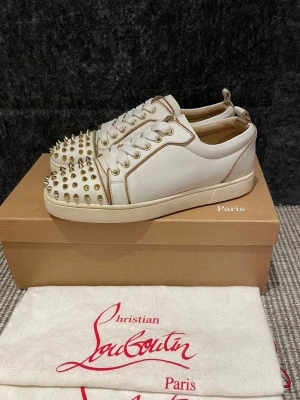 Christian Louboutin skor - Hej, säljer nu dessa svin snygga Christian Louboutin skor. Skorna är i grymt skick!  Begränsat antal boxar och dustbag. Hör av dig vid frågor.